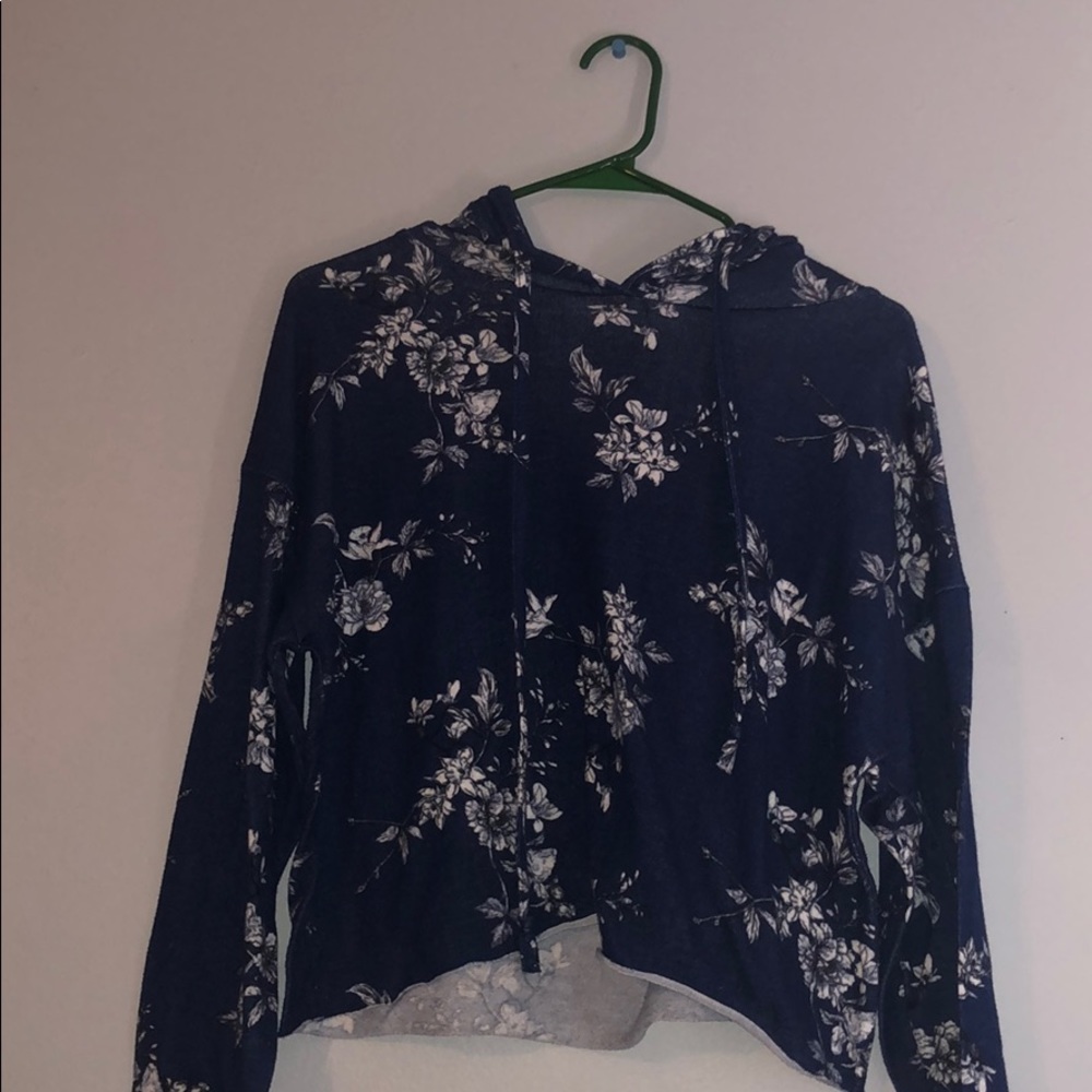 long sleeve hooded crop top